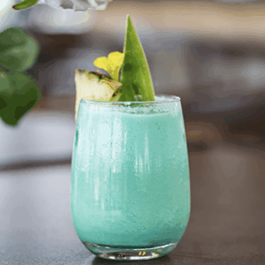 Cocktail signature dans lounge romantique à Bizerte